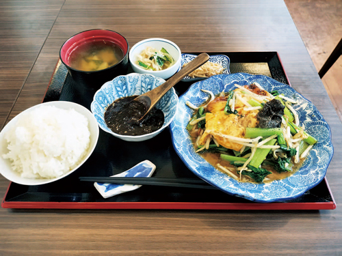 キッチンパズル「ひらのさんの小松菜と押木さんの卵炒め定食」